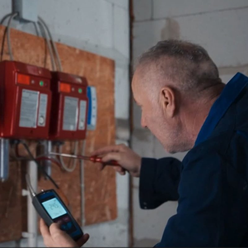 Servicetechniker bei der Prüfung der Heizanlage